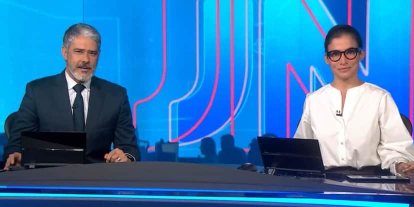 William Bonner e Renata Vasconcellos juntos na bancada do "Jornal Nacional" após um mês afastados (Foto: Reprodução/TV Globo) William Bonner e Renata Vasconcellos juntos na bancada do "Jornal Nacional" após um mês afastados (Foto: Reprodução/TV Globo)