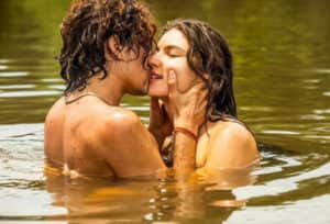 Juma (Alanis Guillen) vai demorar a perder a virgindade com Jove (Jesuita Barbosa) na novela Pantanal (Foto: Reprodução / Globo) Juma (Alanis Guillen) vai demorar a perder a virgindade com Jove (Jesuita Barbosa) na novela Pantanal (Foto: Reprodução / Globo)