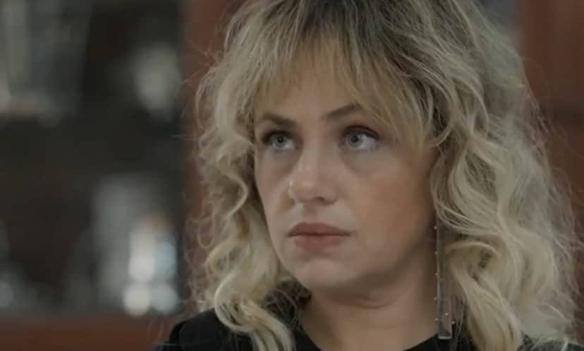 Madeleine (Karine Teles) em avião pouco antes de queda; madame reaparecerá em Pantanal (Foto: Reprodução / Globo) Madeleine (Karine Teles) em avião pouco antes de queda; madame reaparecerá em Pantanal (Foto: Reprodução / Globo)