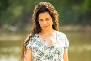 Maria Bruaca (Isabel Teixeira) ouvirá Guta (Julia Dalavia) e farejará traição do marido em 'Pantanal' (Foto: Reprodução / Globo) Maria Bruaca (Isabel Teixeira) ouvirá Guta (Julia Dalavia) e farejará traição do marido em 'Pantanal' (Foto: Reprodução / Globo)