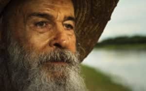 Velho do Rio (Osmar Prado) vai fazer de tudo para colocar ordem na família de José Leôncio (Marcos Palmeira) em Pantanal (Foto: Reprodução / Globo) Velho do Rio (Osmar Prado) vai fazer de tudo para colocar ordem na família de José Leôncio (Marcos Palmeira) em Pantanal (Foto: Reprodução / Globo)