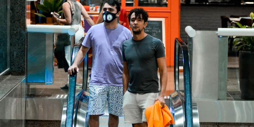 (Exclusivo) Irandhir Santos e o marido, Roberto Efrem Filho , fazem rara aparição após acidente com cavalo nas gravações da novela Pantanal. Shopping Rio Design Barra. Rio de Janeiro. Fotos - Webert Belicio - Agnews (Exclusivo) Irandhir Santos e o marido, Roberto Efrem Filho , fazem rara aparição após acidente com cavalo nas gravações da novela Pantanal. Shopping Rio Design Barra. Rio de Janeiro. Fotos - Webert Belicio - Agnews