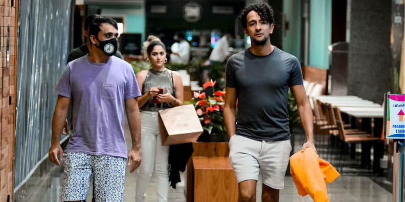 (Exclusivo) Irandhir Santos e o marido, Roberto Efrem Filho , fazem rara aparição após acidente com cavalo nas gravações da novela Pantanal. Shopping Rio Design Barra. Rio de Janeiro. Fotos - Webert Belicio - Agnews (Exclusivo) Irandhir Santos e o marido, Roberto Efrem Filho , fazem rara aparição após acidente com cavalo nas gravações da novela Pantanal. Shopping Rio Design Barra. Rio de Janeiro. Fotos - Webert Belicio - Agnews
