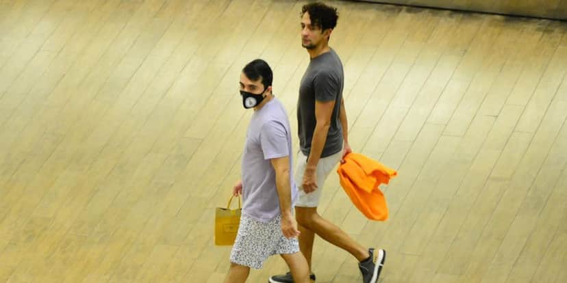 (Exclusivo) Irandhir Santos e o marido, Roberto Efrem Filho , fazem rara aparição após acidente com cavalo nas gravações da novela Pantanal. Shopping Rio Design Barra. Rio de Janeiro. Fotos - Webert Belicio - Agnews (Exclusivo) Irandhir Santos e o marido, Roberto Efrem Filho , fazem rara aparição após acidente com cavalo nas gravações da novela Pantanal. Shopping Rio Design Barra. Rio de Janeiro. Fotos - Webert Belicio - Agnews