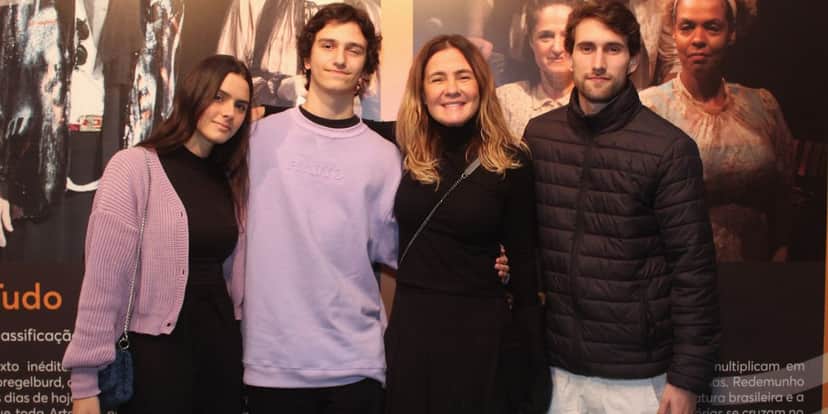 Adriana Esteves aparece com filhos e nora em peça de teatro Adriana Esteves aparece com filhos e nora em peça de teatro