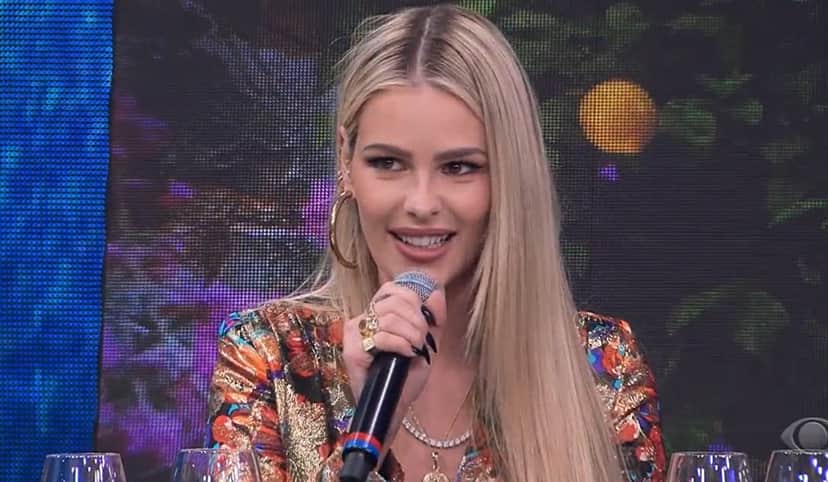 Yasmin Brunet fica constrangida, mas responde questionamento Yasmin Brunet fica constrangida, mas responde questionamento