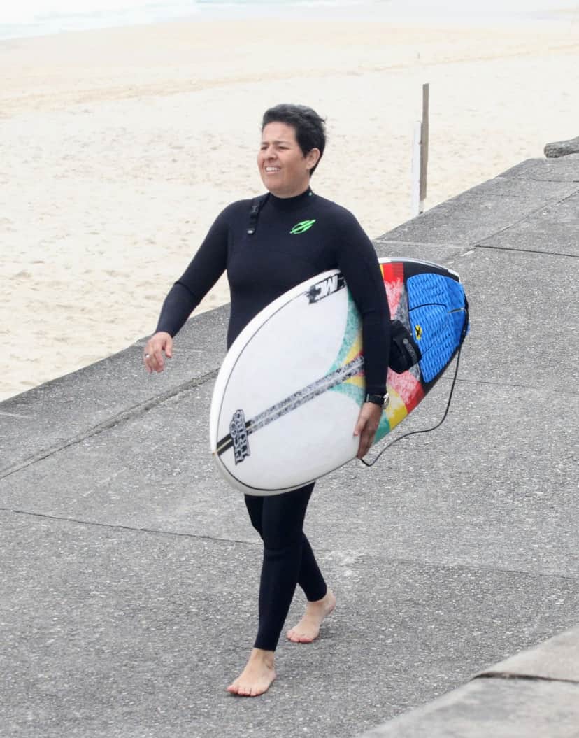 Adriane Bonato foi flagrada surfando (Foto: AgNews0 Adriane Bonato foi flagrada surfando (Foto: AgNews0