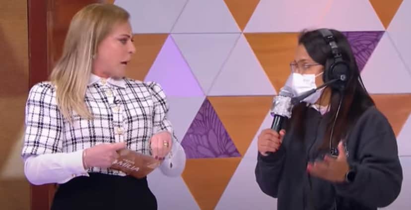 Christina Rocha chama produtora no palco para esclarecer a farsa Christina Rocha chama produtora no palco para esclarecer a farsa