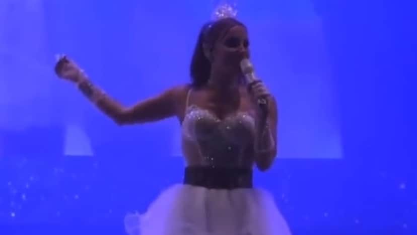 Imagem de Claudia Leitte soltando o verbo após saber que seu show deverá terminar antes do previsto Imagem de Claudia Leitte soltando o verbo após saber que seu show deverá terminar antes do previsto