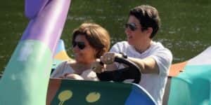 Claudia Rodrigues e Adriane passeiam de pedalinho no Rio de Janeiro (Foto: Reprodução/Montagem) Claudia Rodrigues e Adriane passeiam de pedalinho no Rio de Janeiro (Foto: Reprodução/Montagem)