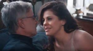 Úrsula (Bárbara Paz) vai preparar uma bebida afrodisíaca para Eugênio (Marcello Novaes) em Além da Ilusão (Foto: Reprodução / Globo) Úrsula (Bárbara Paz) vai preparar uma bebida afrodisíaca para Eugênio (Marcello Novaes) em Além da Ilusão (Foto: Reprodução / Globo)