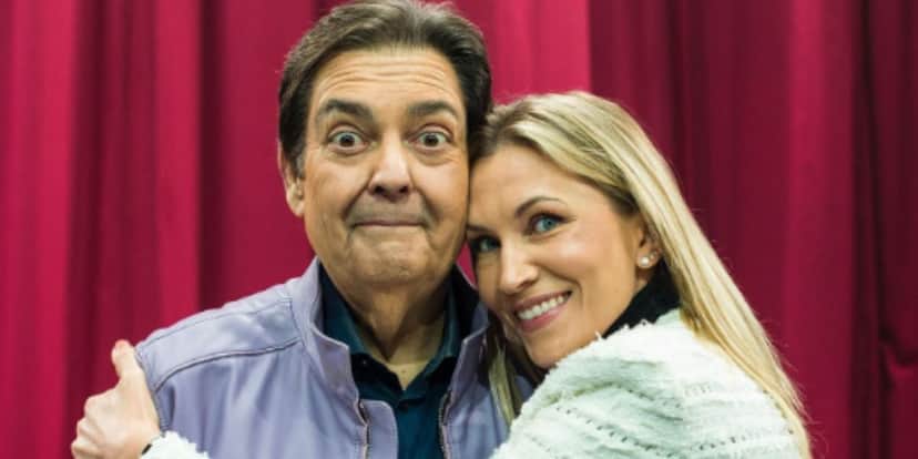 "Quem aguenta?", Faustão dá de costas para Anne, loira deixa ele falando sozinho e detona: "Eu estou aqui" "Quem aguenta?", Faustão dá de costas para Anne, loira deixa ele falando sozinho e detona: "Eu estou aqui"