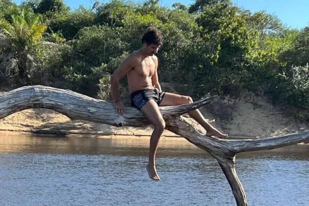 Guito, que vive o Tibério em Pantanal, causou com foto ousada em cima do tronco de árvore (Foto: Reprodução/ Instagram) Guito, que vive o Tibério em Pantanal, causou com foto ousada em cima do tronco de árvore (Foto: Reprodução/ Instagram)
