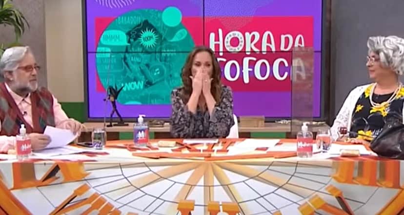 Regina Volpato leva as mãos à boca ao cometer erro ao vivo na "Hora da Fofoca" Regina Volpato leva as mãos à boca ao cometer erro ao vivo na "Hora da Fofoca"