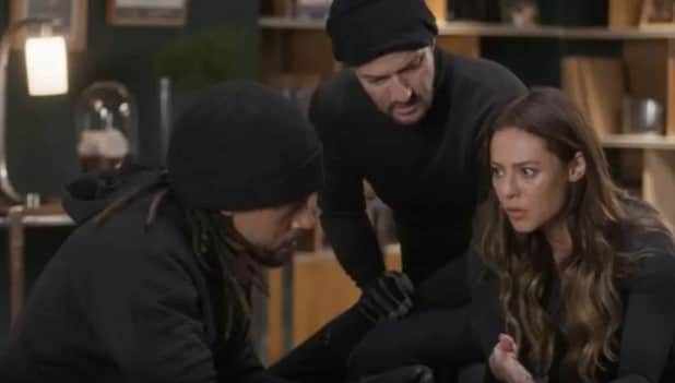 Ítalo, Moa e Pat analisam foto de Clarice em Cara e Coragem (Foto: Reprodução / Globo) Ítalo, Moa e Pat analisam foto de Clarice em Cara e Coragem (Foto: Reprodução / Globo)