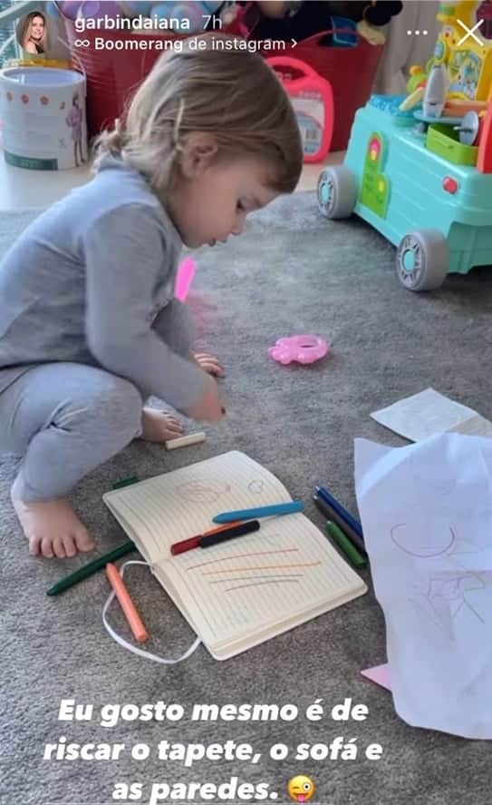 Lua, filha de Tiago Leifert, brincando Lua, filha de Tiago Leifert, brincando