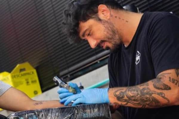 Lucas Maffei é o tatuador que fez a arte no ânus de Anitta (Foto: Reprodução) Lucas Maffei é o tatuador que fez a arte no ânus de Anitta (Foto: Reprodução)