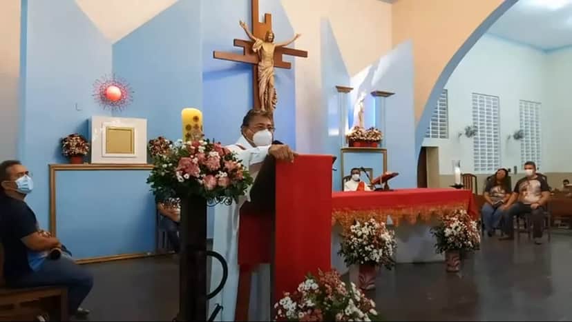 Padre Antônio Murilo de Paiva na celebração dominical onde inicitou ódio e violência Padre Antônio Murilo de Paiva na celebração dominical onde inicitou ódio e violência