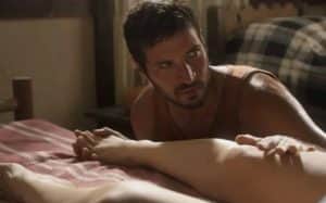 Levi (Leandro Lima) tirará uma casquinha dos pés de Maria Bruaca (Isabel Teixeira) em Pantanal (Foto: Reprodução / Globo) Levi (Leandro Lima) tirará uma casquinha dos pés de Maria Bruaca (Isabel Teixeira) em Pantanal (Foto: Reprodução / Globo)
