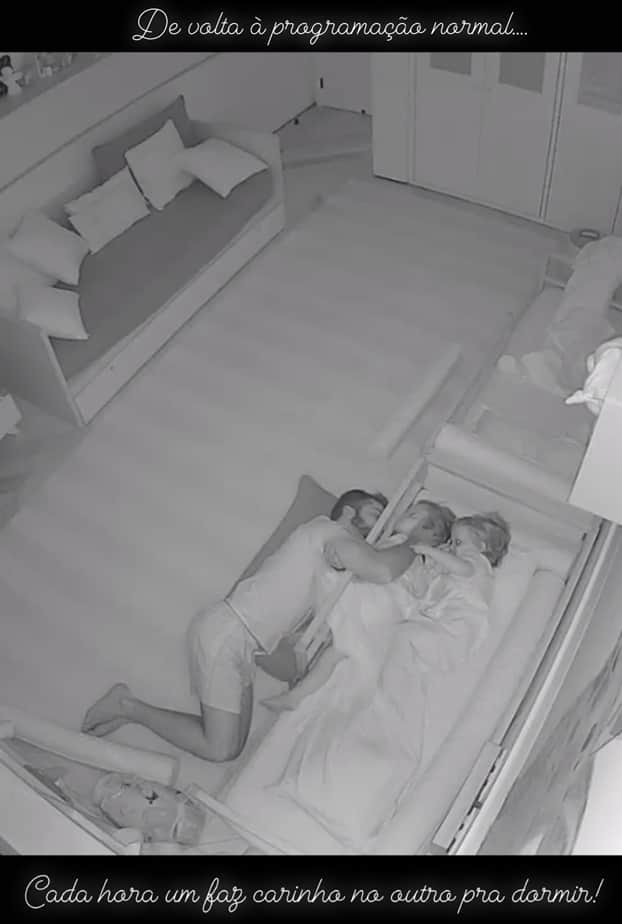 Thales Bretas publica registro de câmeras deitado no chão tentando fazer os filhos dormir Thales Bretas publica registro de câmeras deitado no chão tentando fazer os filhos dormir