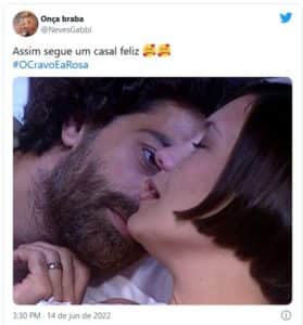 Catarina (Adriana Esteves) se rendeu à paixão e transou com Petruchio (Eduardo Moscovis) em O Cravo e a Rosa (Foto: Reprodução / Twitter) Catarina (Adriana Esteves) se rendeu à paixão e transou com Petruchio (Eduardo Moscovis) em O Cravo e a Rosa (Foto: Reprodução / Twitter)