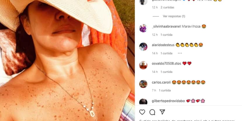 Silvia Abravanel deixa decote a mostra em micro biquíni