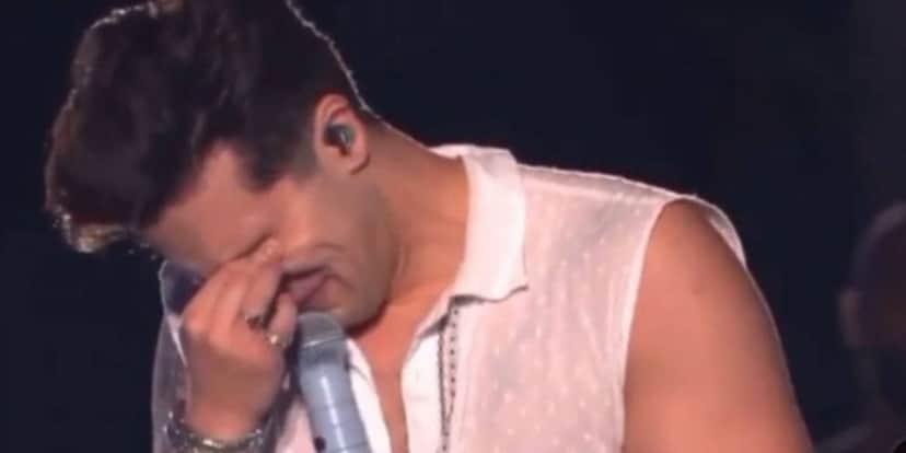 Em cima de palco, Luan Santana chora pela mãe com forte desabafo "Hoje é um dia muito" Em cima de palco, Luan Santana chora pela mãe com forte desabafo "Hoje é um dia muito"
