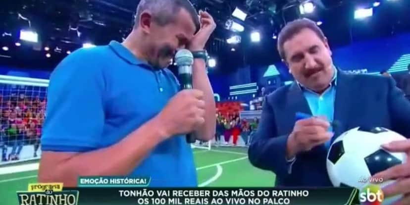 Ratinho autografa bola e entrega para funcionário (Reprodução: SBT) Ratinho autografa bola e entrega para funcionário (Reprodução: SBT)