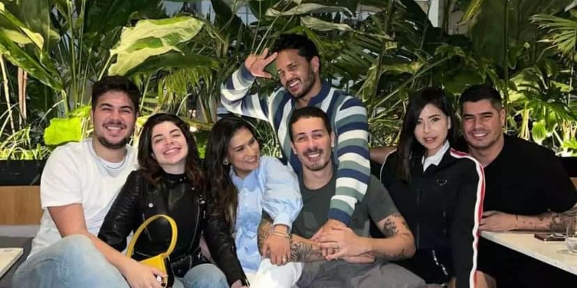 Simone em foto com amigos (Foto: Instagram) Simone em foto com amigos (Foto: Instagram)