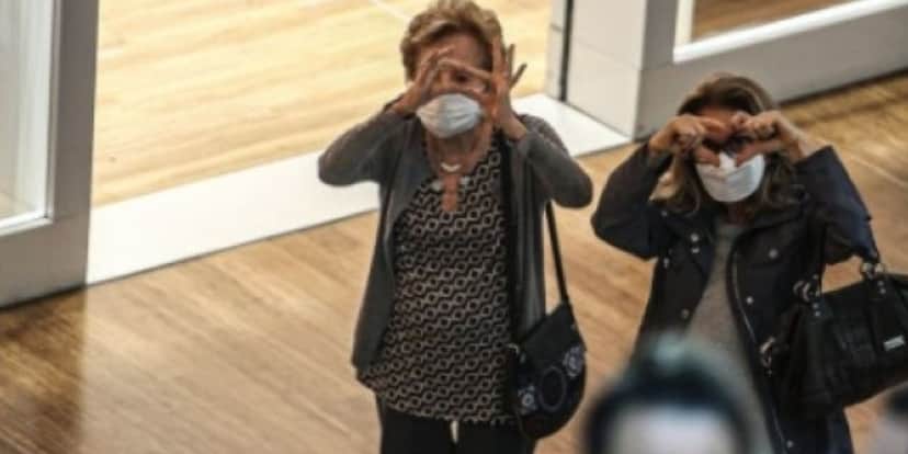 Atriz Glória Menezes e filha Maria Amélia reagindo ao serem fotogradas em shopping no Rio de Janeiro - Foto AgNews Atriz Glória Menezes e filha Maria Amélia reagindo ao serem fotogradas em shopping no Rio de Janeiro - Foto AgNews