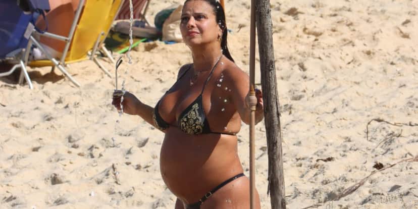 Viviane Araújo aproveita dia de sol e é flagrada com o barrigão à mostra - Foto: AgNews/Delson Silva Viviane Araújo aproveita dia de sol e é flagrada com o barrigão à mostra - Foto: AgNews/Delson Silva