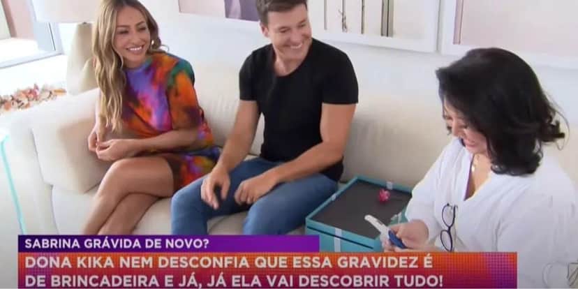 Dona Kika, mãe da Sabrina Sato foi surpreendida com notícia fake - Reprodução Record Dona Kika, mãe da Sabrina Sato foi surpreendida com notícia fake - Reprodução Record