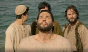 Jesus (Dudu Azevedo) em cena de batismo na novela da Record TV, semelhante ao de Juma (Alanis Guillen) em Pantanal (Foto: Reprodução / Record) Jesus (Dudu Azevedo) em cena de batismo na novela da Record TV, semelhante ao de Juma (Alanis Guillen) em Pantanal (Foto: Reprodução / Record)