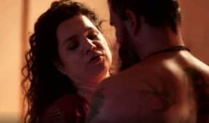 Maria Bruaca (Isabel Teixeira) gritará durante sexo com Alcides (Juliano Cazarré) em Pantanal (Foto: Reprodução / Globo) Maria Bruaca (Isabel Teixeira) gritará durante sexo com Alcides (Juliano Cazarré) em Pantanal (Foto: Reprodução / Globo)