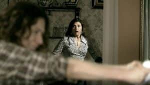 Cilene presenciou o crime no rancho em A Favorita (Foto: Reprodução / Globo) Cilene presenciou o crime no rancho em A Favorita (Foto: Reprodução / Globo)