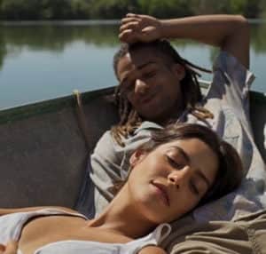 Guta (Julia Dalavia) será flagrada aos beijos com Marcelo (Lucas Leto) pela mãe do rapaz em Pantanal (Foto: Reprodução / Globo) Guta (Julia Dalavia) será flagrada aos beijos com Marcelo (Lucas Leto) pela mãe do rapaz em Pantanal (Foto: Reprodução / Globo)