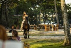 Juma entrará montada em cavalo em seu casamento em Pantanal (Foto: Reprodução / Globo) Juma entrará montada em cavalo em seu casamento em Pantanal (Foto: Reprodução / Globo)