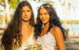 Juma (Alanis Guillen) e Muda (Bella Campos) vestidas de noivas em Pantanal (Foto: Reprodução / Globo) Juma (Alanis Guillen) e Muda (Bella Campos) vestidas de noivas em Pantanal (Foto: Reprodução / Globo)
