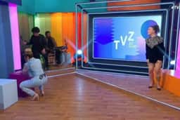 Vergonha: Lexa é traída pela calça, coloca bumbum pra cima e acaba praticamente pelada no palco