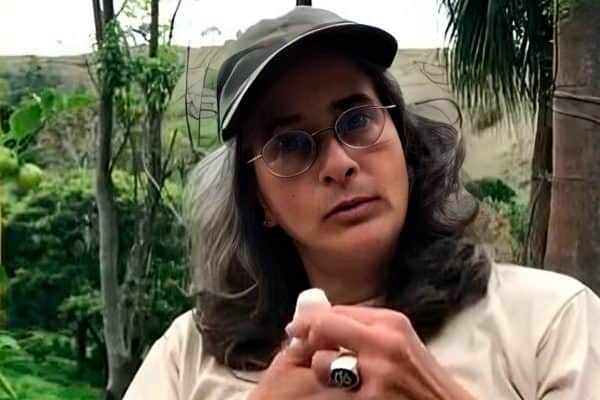 Atriz Lúcia Veríssimo exibindo o dedo com o curativo (Foto: Reprodução) Atriz Lúcia Veríssimo exibindo o dedo com o curativo (Foto: Reprodução)