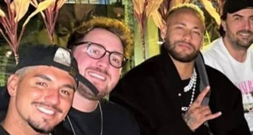Neymar surge sem aliança em clique com Gabriel Medina e amigos Neymar surge sem aliança em clique com Gabriel Medina e amigos