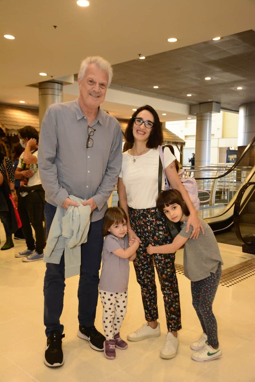 Pedro Bial surgiu com a esposa e as duas filhas (Foto: AgNews) Pedro Bial surgiu com a esposa e as duas filhas (Foto: AgNews)