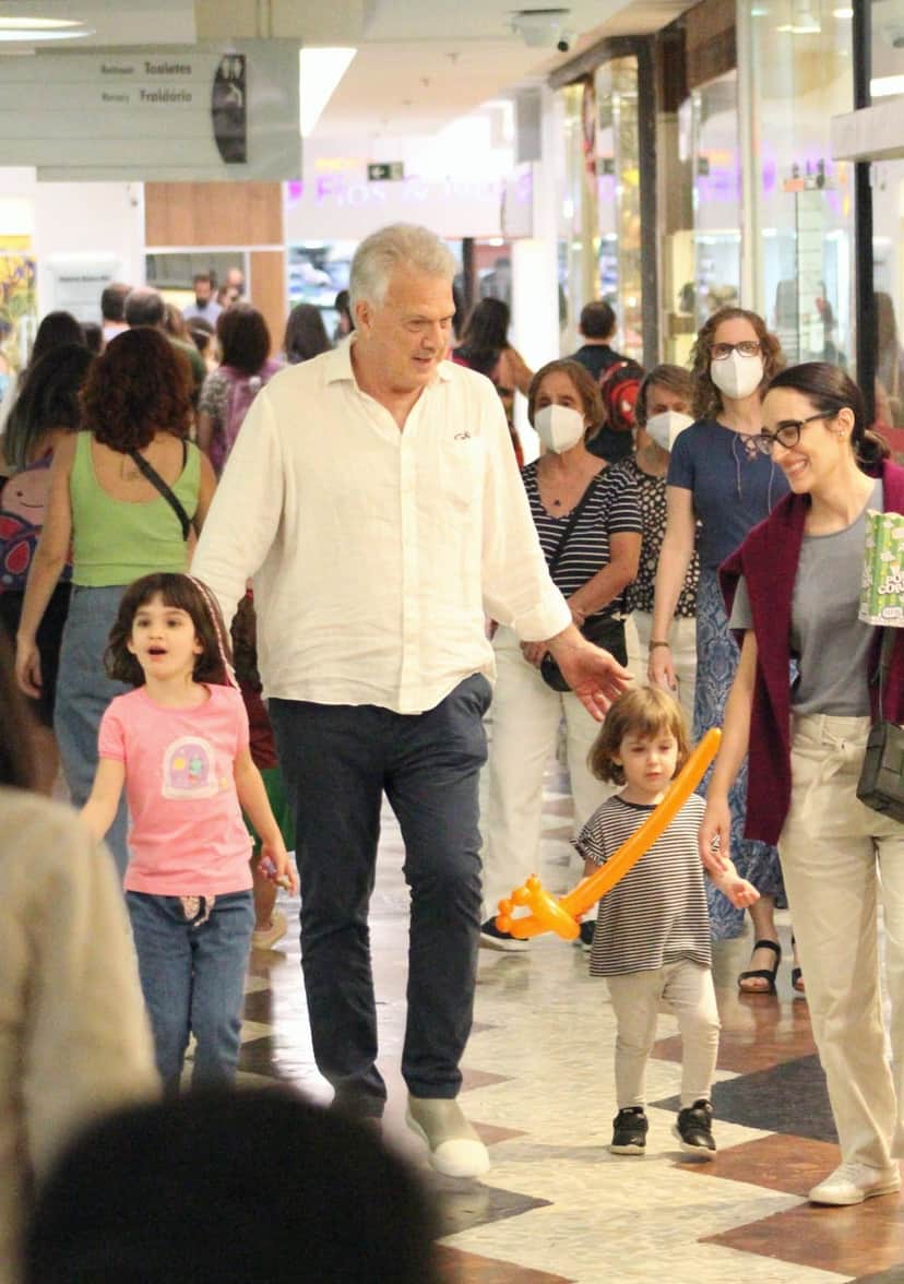 Pedro Bial surge ao lado do grande amor e as suas filhas pequenas Pedro Bial surge ao lado do grande amor e as suas filhas pequenas