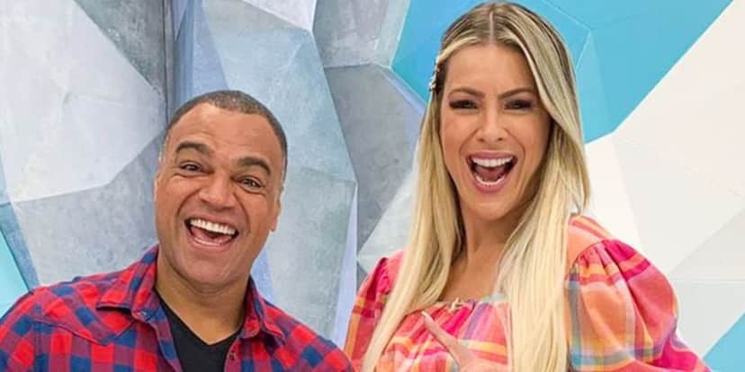 "A ideia era", Renata Fan senta no chão de estúdio, expõe passado de Denílson e o que sente: "Anos" "A ideia era", Renata Fan senta no chão de estúdio, expõe passado de Denílson e o que sente: "Anos"