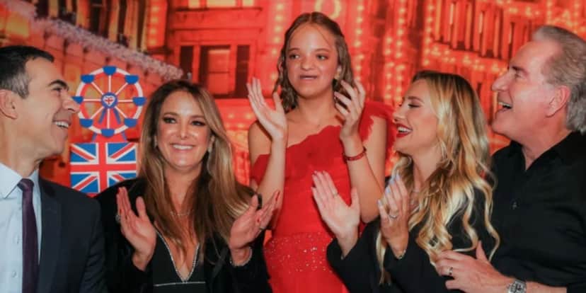 Rafaella Justus, com sua mãe Ticiane Pinheiro e familiares, em seu aniversário (Reprodução) Rafaella Justus, com sua mãe Ticiane Pinheiro e familiares, em seu aniversário (Reprodução)