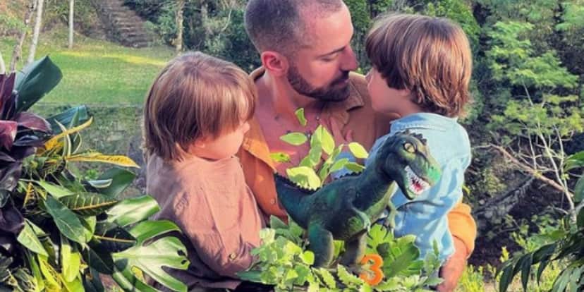 No Dia dos Pais, viúvo de Paulo Gustavo, Thales Bretas, emociona seguidores ao compartilhar registro com Gael e Romeu em desabafo sobre paternidade solo - Foto: Reprodução Intagram