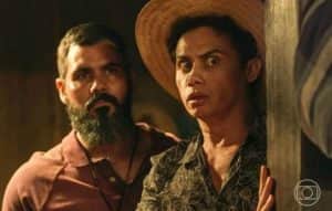 Pantanal: Zaquieu (Silvero Pereira) salva Alcides (Juliano Cazarré), mas acaba baleado por Tenório (Murilo Benício) e se declara para o peão (Foto: Reprodução / Globo) Pantanal: Zaquieu (Silvero Pereira) salva Alcides (Juliano Cazarré), mas acaba baleado por Tenório (Murilo Benício) e se declara para o peão (Foto: Reprodução / Globo)
