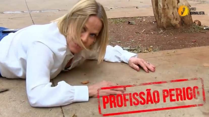Claudete Troiano, após a queda brusca, se levanta e anuncia reportagem da profissão de dublê Claudete Troiano, após a queda brusca, se levanta e anuncia reportagem da profissão de dublê