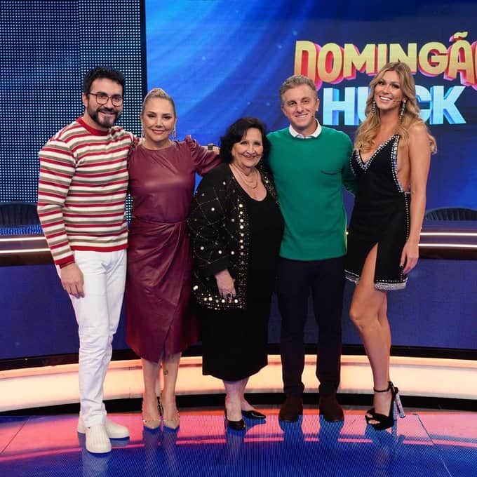 Padre Fábio de Melo, Déa Lúcia, Heloísa Perissé, Luciano Huck juntos nos bastidores (Foto: Reprodução) Padre Fábio de Melo, Déa Lúcia, Heloísa Perissé, Luciano Huck juntos nos bastidores (Foto: Reprodução)