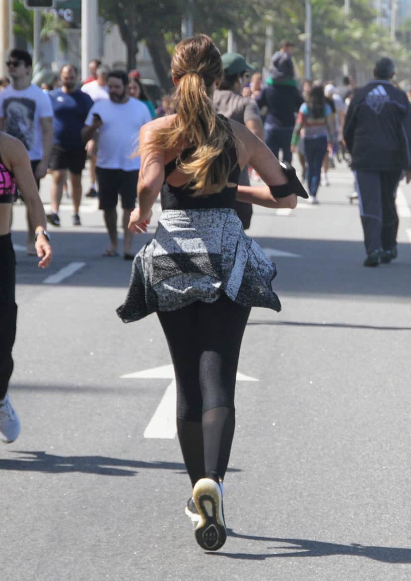 Aproveitando a folga no domingo, Patrícia Poeta é flagrada praticando exercícios no Rio de Janeiro - Reprodução Aproveitando a folga no domingo, Patrícia Poeta é flagrada praticando exercícios no Rio de Janeiro - Reprodução